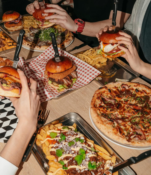 Zdjęcie na okładce dla Gęba w niebie, Burgery & Pizza. Świętojańska 21